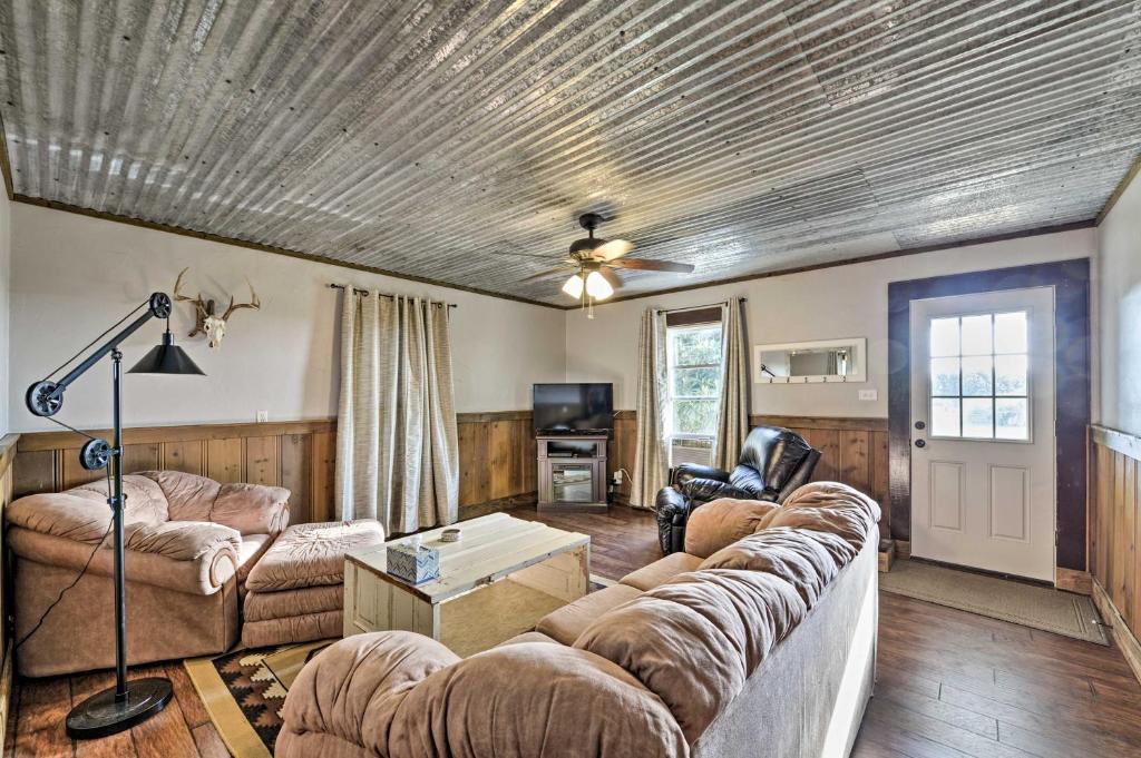 McLennan County House | Day Trip to Waco & Temple: House on Cattle Farm