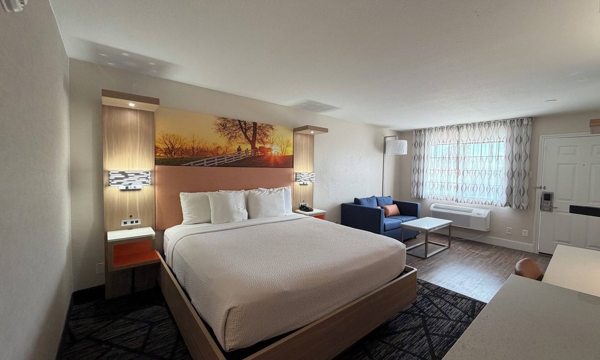 Granbury Hotel | Days Inn by Wyndham Granbury