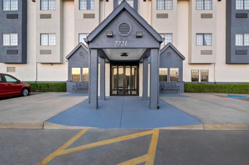Kansas City Hotel | Days Inn by Wyndham near Kansas Speedway