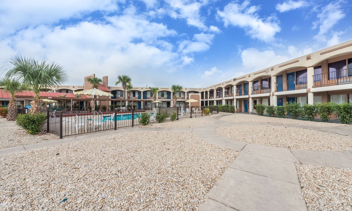 San Antonio Hotel | Days Inn by Wyndham San Antonio Splashtown/ATT Center
