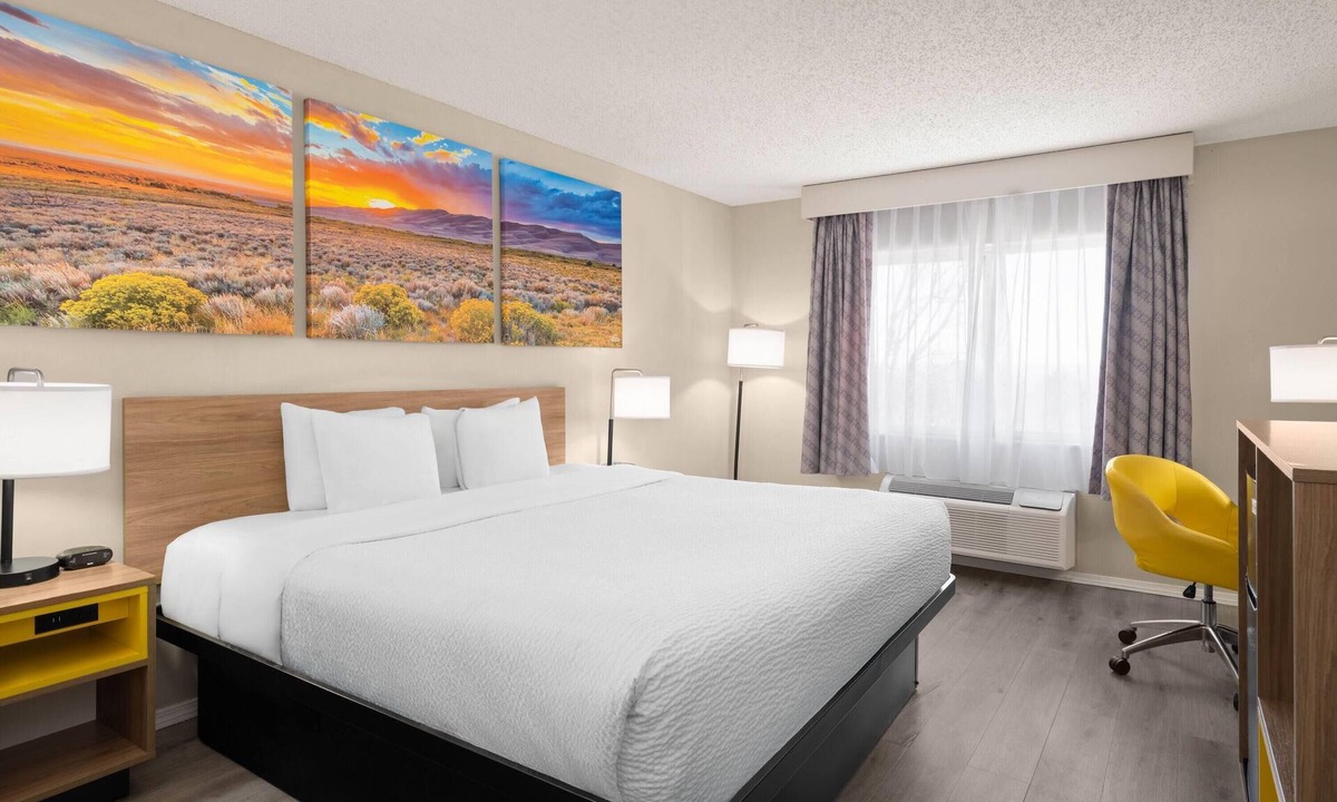 Victory Hills Hotel | Days Inn & Suites by Wyndham Airport Albuquerque