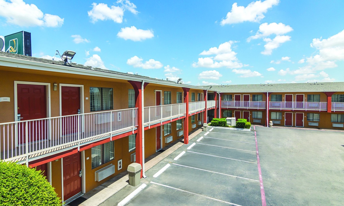 Arlington Hotel | Days Inn & Suites by Wyndham Arlington Near Six Flags