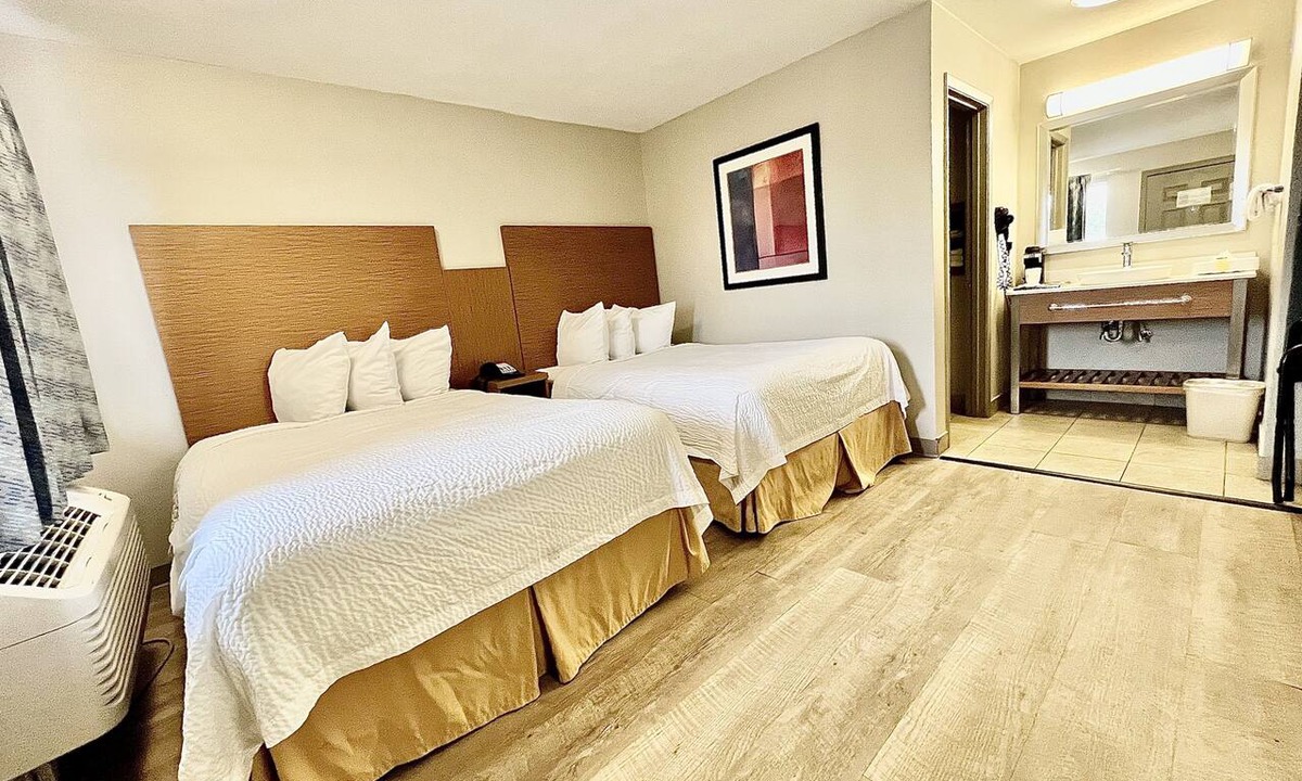 Arlington Hotel | Days Inn & Suites by Wyndham Arlington Near Six Flags