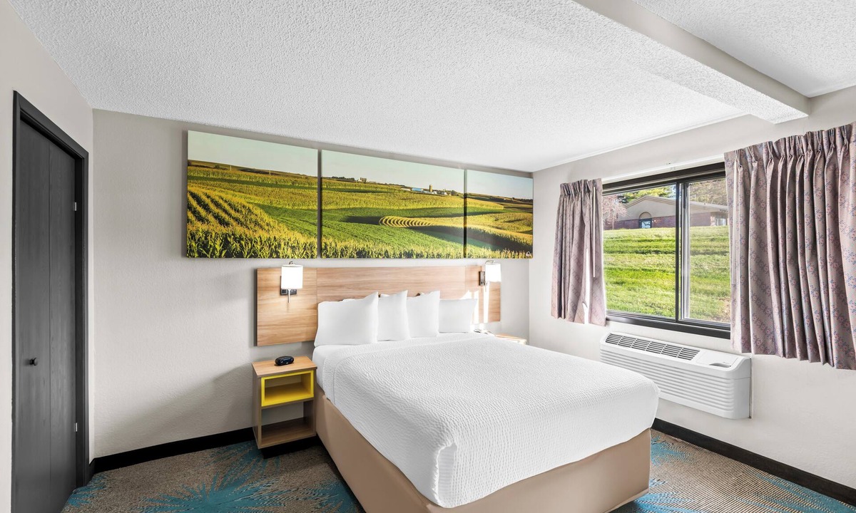 Greater South Side Hotel | Days Inn & Suites by Wyndham Des Moines Airport