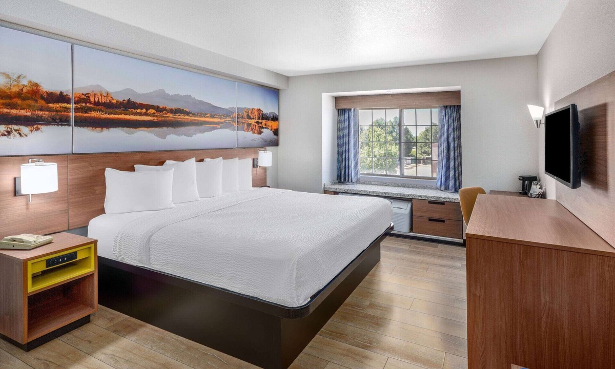 Greeley Hotel | Days Inn & Suites by Wyndham Greeley