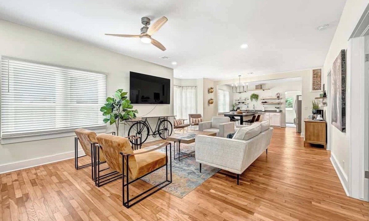 Siloam Springs House | Decca's Uptown Oasis