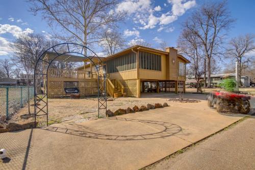 Tunica House | Deck & Fire Pit! Cabin Half-Mi to Tunica Lake