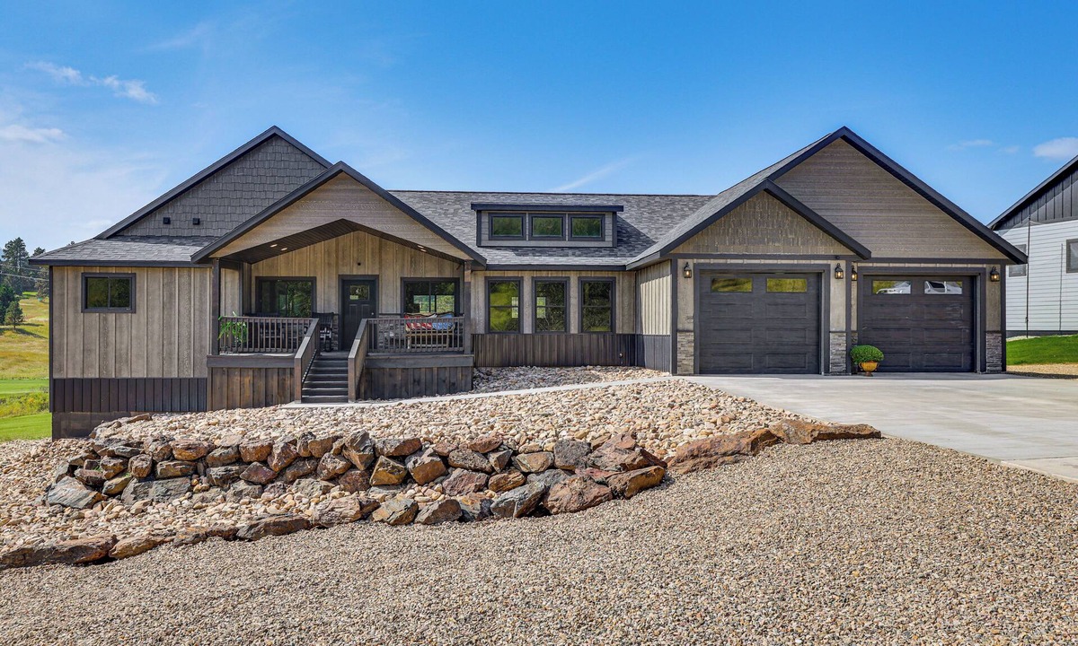 Sturgis Cabin | Deck & Game Room: Group Golf Retreat in Sturgis