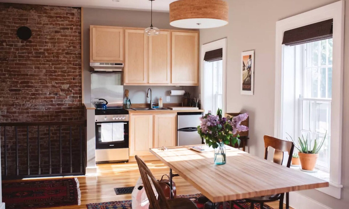 Decorah Apartment | Decorah House- Airy, modern, full of natural light, 5 blocks to downtown