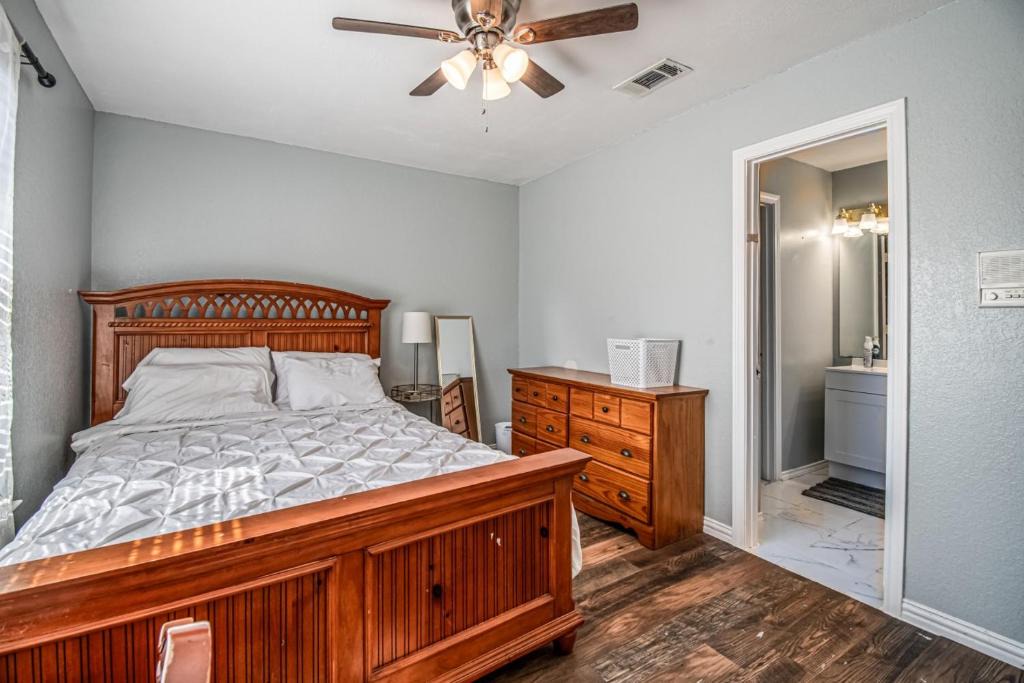Northeast Carrollton House | Deevine Homes - Private Bedrooms with Shared Bathroom