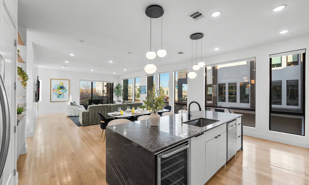 Kessler House | Delightful 3-bedroom townhome with Heated Pool & RT 360 Views DT Dallas