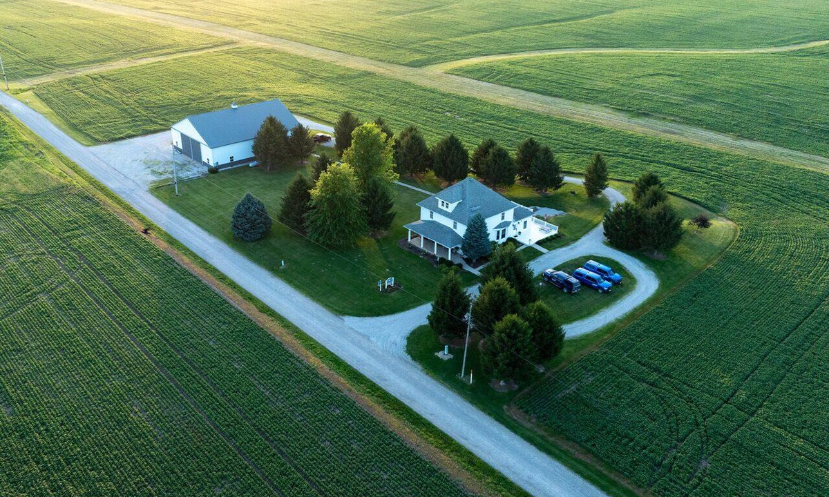 Marshall House | Delightful 4 bdrm Farmhouse and 1 bdrm Barnsuite near Turkey Run State Park
