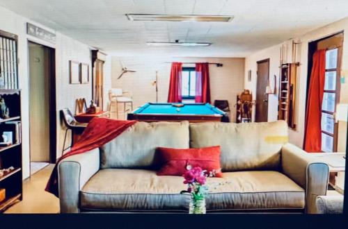 South Kansas City Apartment | Delightful Patio Retreat with Pool Table in South KC