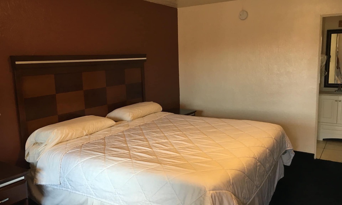 Roswell Hotel | Deluxe Inn Of Roswell