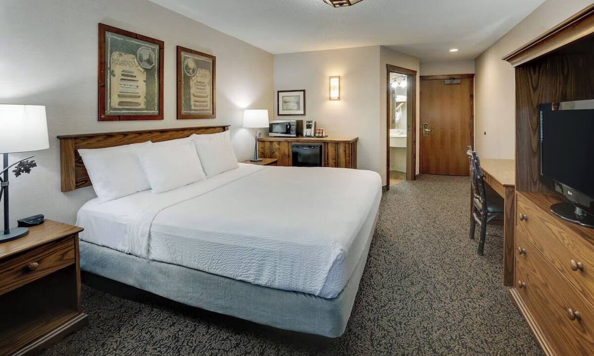 St. Joseph Hotel | Deluxe King, 1 King, Stoney Creek St. Joseph, Wild West Themed Room