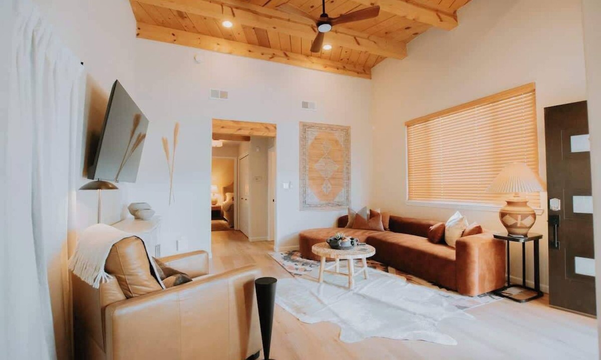 Vecinos Del Bosque House | Desert Sunset+Hot Tub!