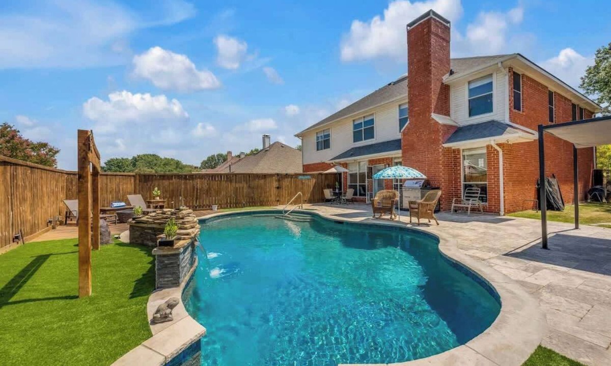 Allen Villa | DFW Luxe Resort Golf PingPong PS5 5 Bedroom 3 Full Bath EV Level 2 Charger