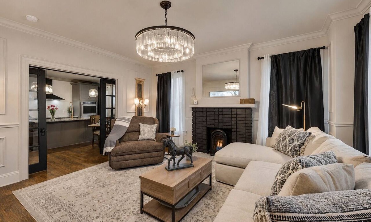 Old East Dallas Condo | Discover Munger’s historic charm in this spacious 3-bedroom, 3 1/2 bath condo for up to 7 guests. Each bedroom offers a private ensuite, luxury linens, and Sleep 8 Technology. Enjoy a chef’s kitchen with high-end appliances & spacious living areas.