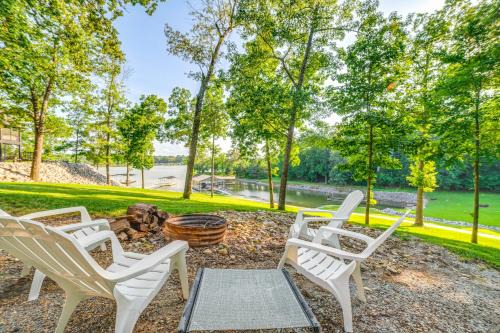 Gilbertsville House | Dock & Deck at Kentucky Lake Family Retreat!
