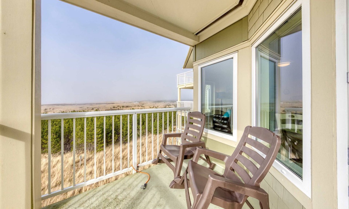 Long Beach Condo | Dog-friendly oceanfront condo with electric fireplace - walk to the beach