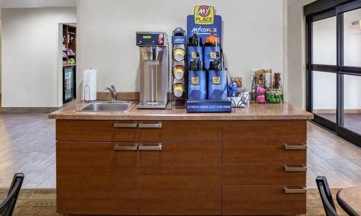 Altoona Hotel | Dog-Friendly Room w/Kitchen Across From Adventureland Park