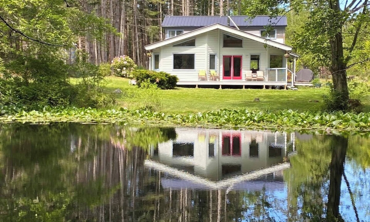 Eastsound House | Dog-friendly, spacious farmhouse overlooking a private pond and forest. Peaceful, secluded yet minutes to Orcas Golf Course, Cafes and Shops, Hiking, Kayaking, Fast WIFI. Perfect retreat for friends and family with a large kitchen, deck and yard.