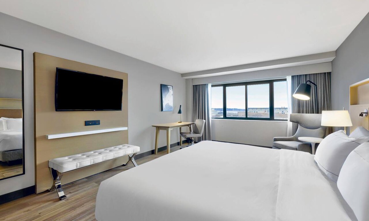 Downtown Hotel | DoubleTree by Hilton Davenport