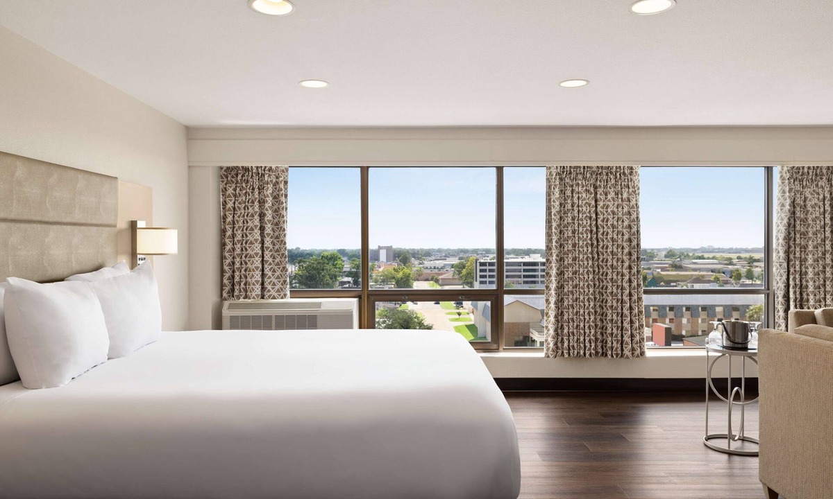 Kenner - Louis Armstrong International Airport Hotel | DoubleTree by Hilton Hotel New Orleans Airport