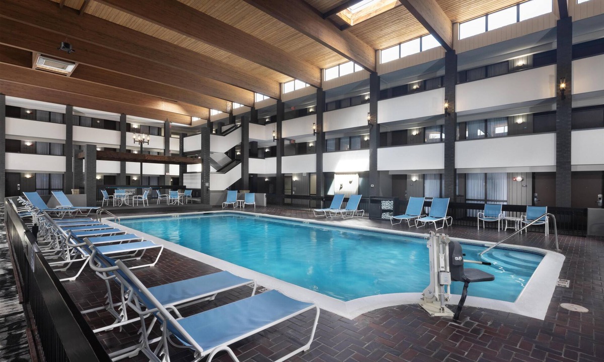 Manhattan Hotel | DoubleTree by Hilton Manhattan, KS