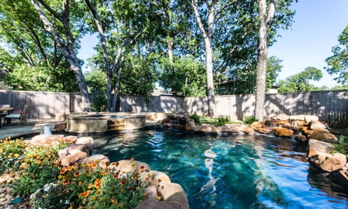 Peak's Suburban Addition House | Downtown 4 Bed with Pool and Spa! Near It All!