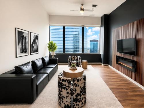 Downtown Dallas Apartment | Downtown Dallas Penthouse with City Views, Free Parking, Gym & Pool