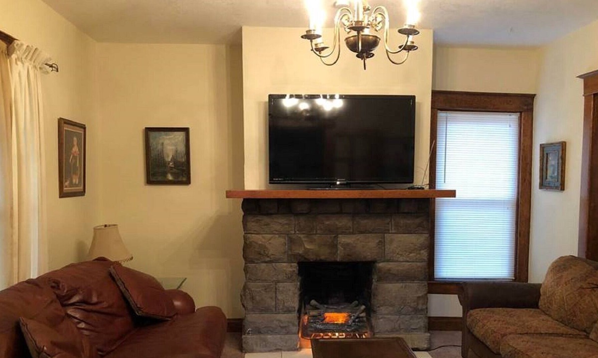 Pendleton Heights House | Downtown KC - Historic Manor with Park View!