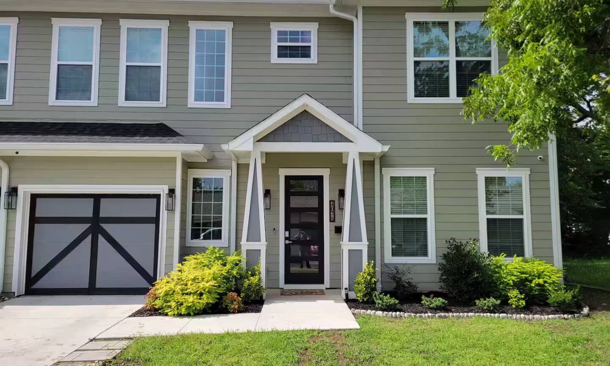 McKinney House | Downtown McKinney Townhouse, walking distance to the Historic District !