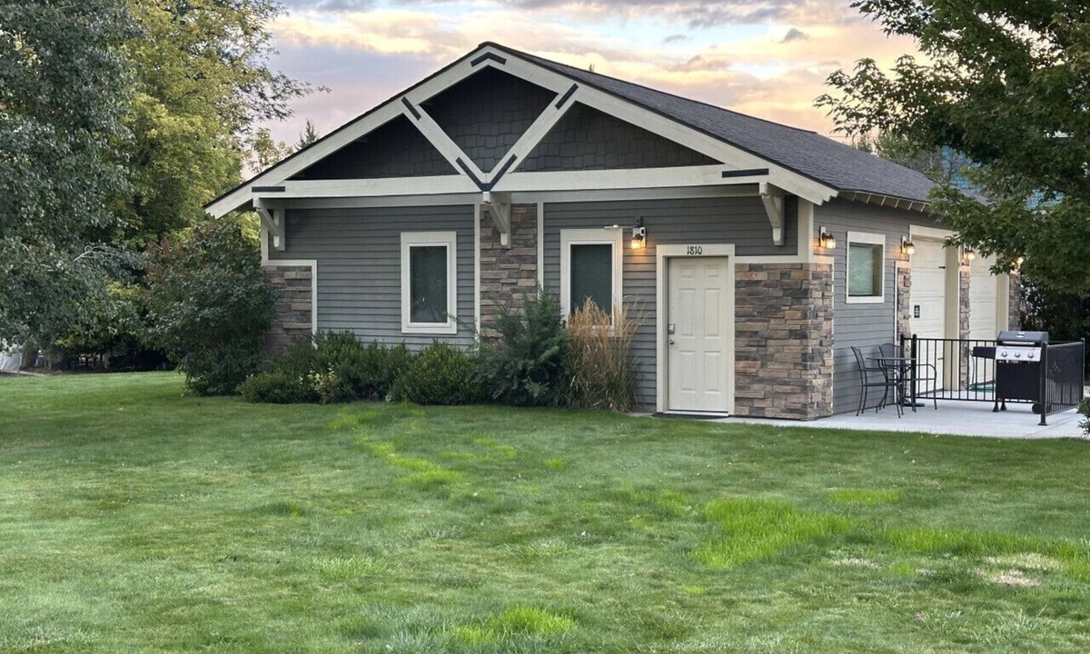 Baker City Cottage | Downtown Retreat - Cozy Getaway! Studio for 2, Local Golfing 50% Off!