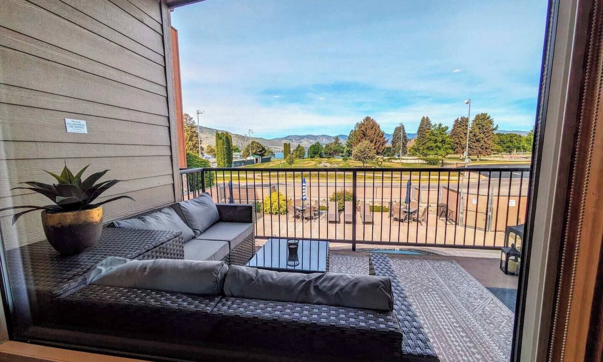 Chelan Condo | Downtown Retreat: Walkable, LAKE & Mountain VIEWS