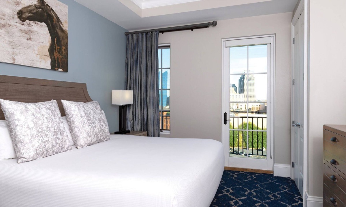Downtown San Antonio Resort | Downtown San Antonio Resort close to RiverWalk and The Alamo with Rooftop Pool and Hot tub