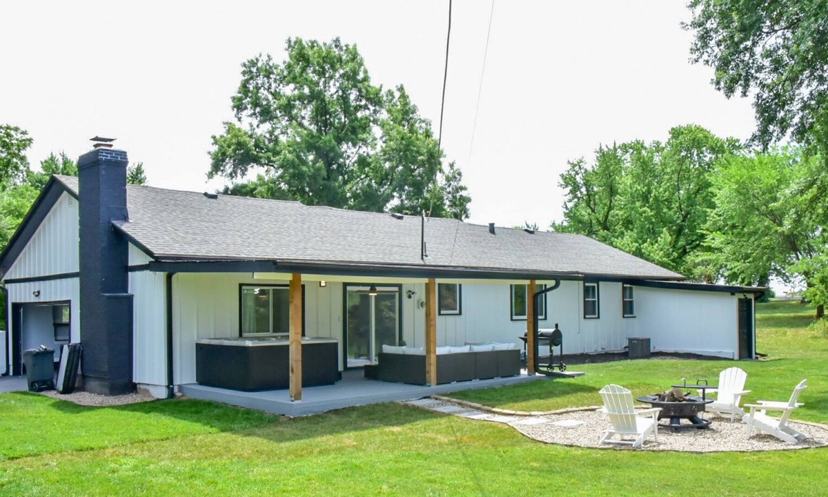 I-435 West KC-KS House | Dream Home at the Legends in KC