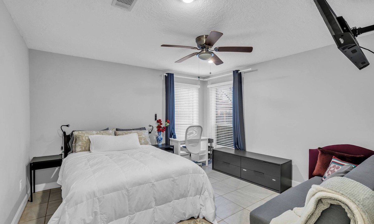 Addicks House | Dream Home!Bright & Spacious 2 Bedroom Bungalow-Garage-Huge Park-Medical Centers
