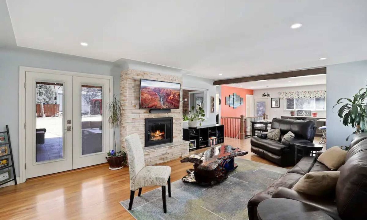 University Park House | DU Haven: Hot Tub, Outdoor TV Lounge &3 Full Baths