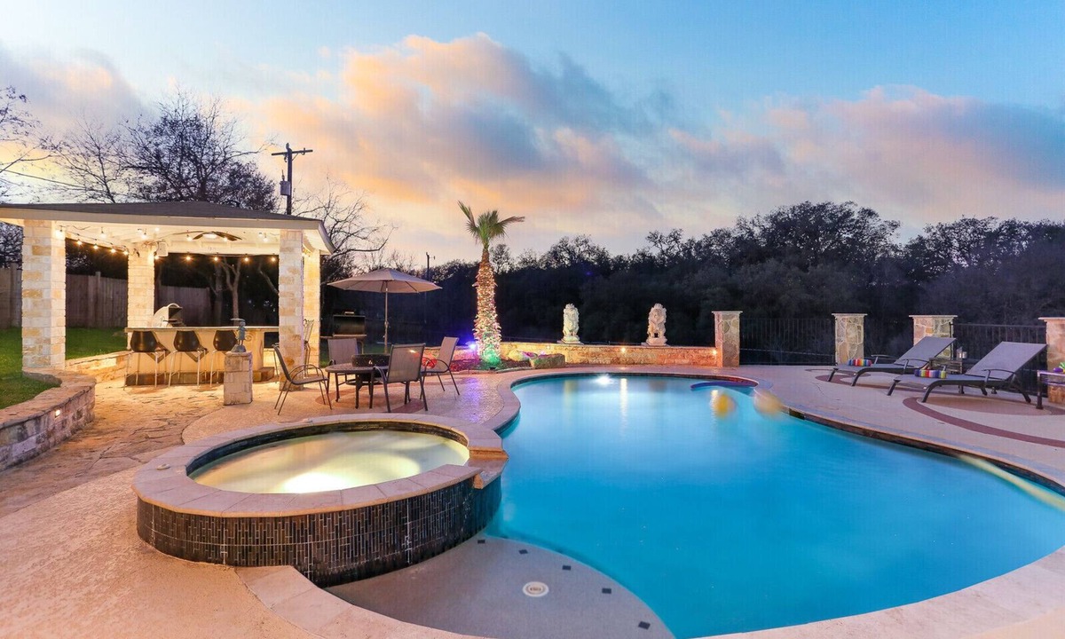 San Antonio House | D’Ultimate Getaway Luxury Retreat Heated Pool Hot tub Sleeps 17 on 5 Acres.