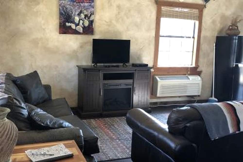 Paluxy Cabin | Eco-Friendly Cabin with Private Hot Tub for a Relaxing Getaway near Dallas, Texas