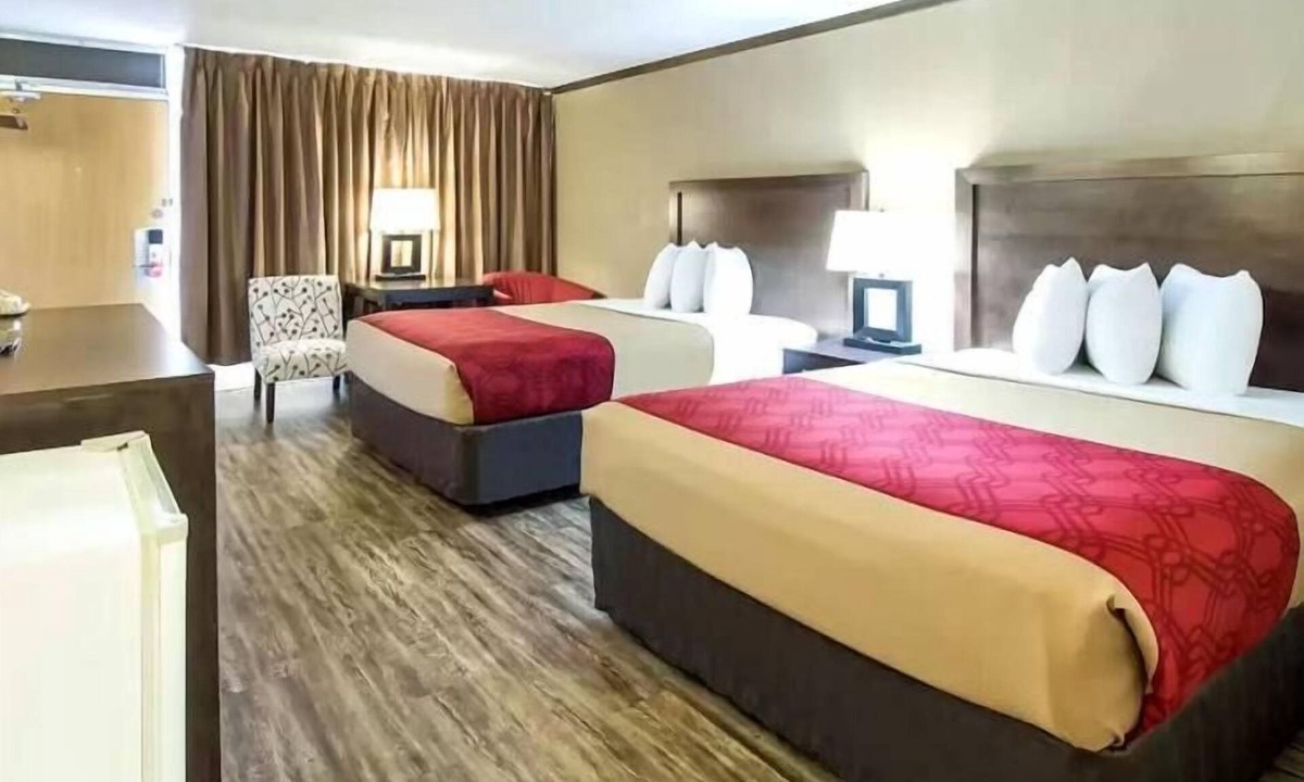 Pinnacles Entrance Badlands Hotel | Econo Lodge Wall