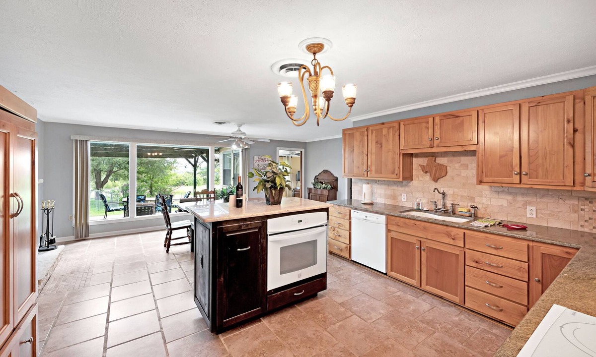 Clifton House | Edgewater Retreat - Lakeview Home By Lake Whitney
