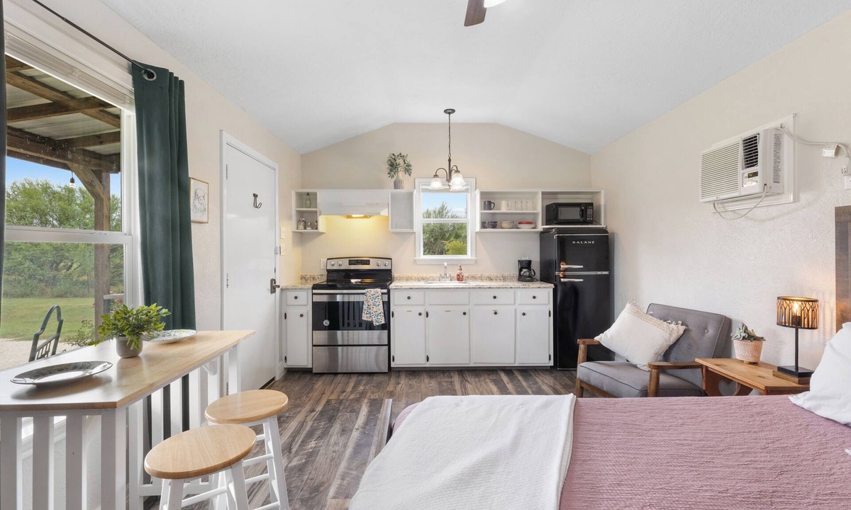 Prairie Lea Apartment | El Olivo - Goats + Fast Wi-Fi + 10 min to town