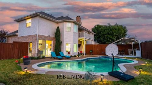 Northwest Carrollton House | Elegant 4BR 2,5BA Holiday Home with Pool, Game Room & Grill