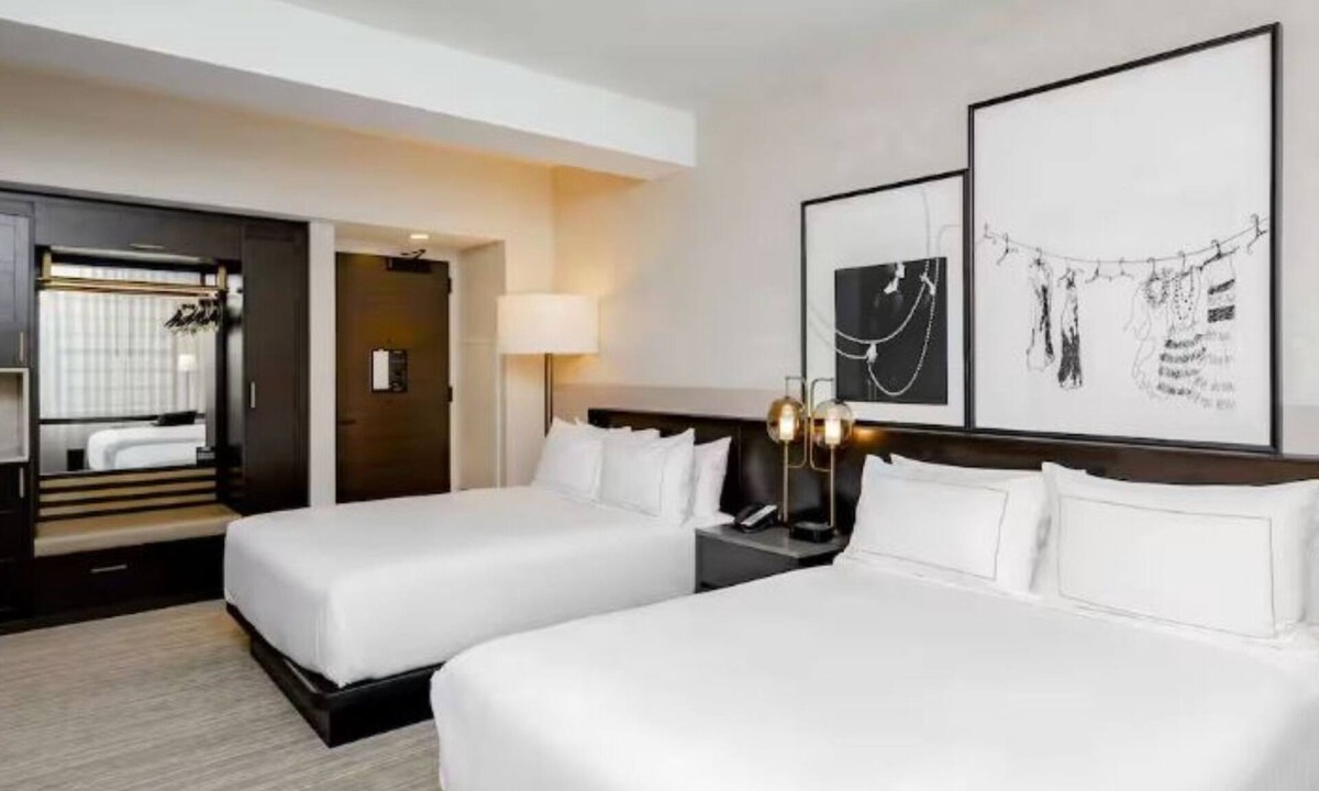 Downtown Des Moines Hotel | Elegant Des Moines Hotel Stay with History, Comfort, and Convenience