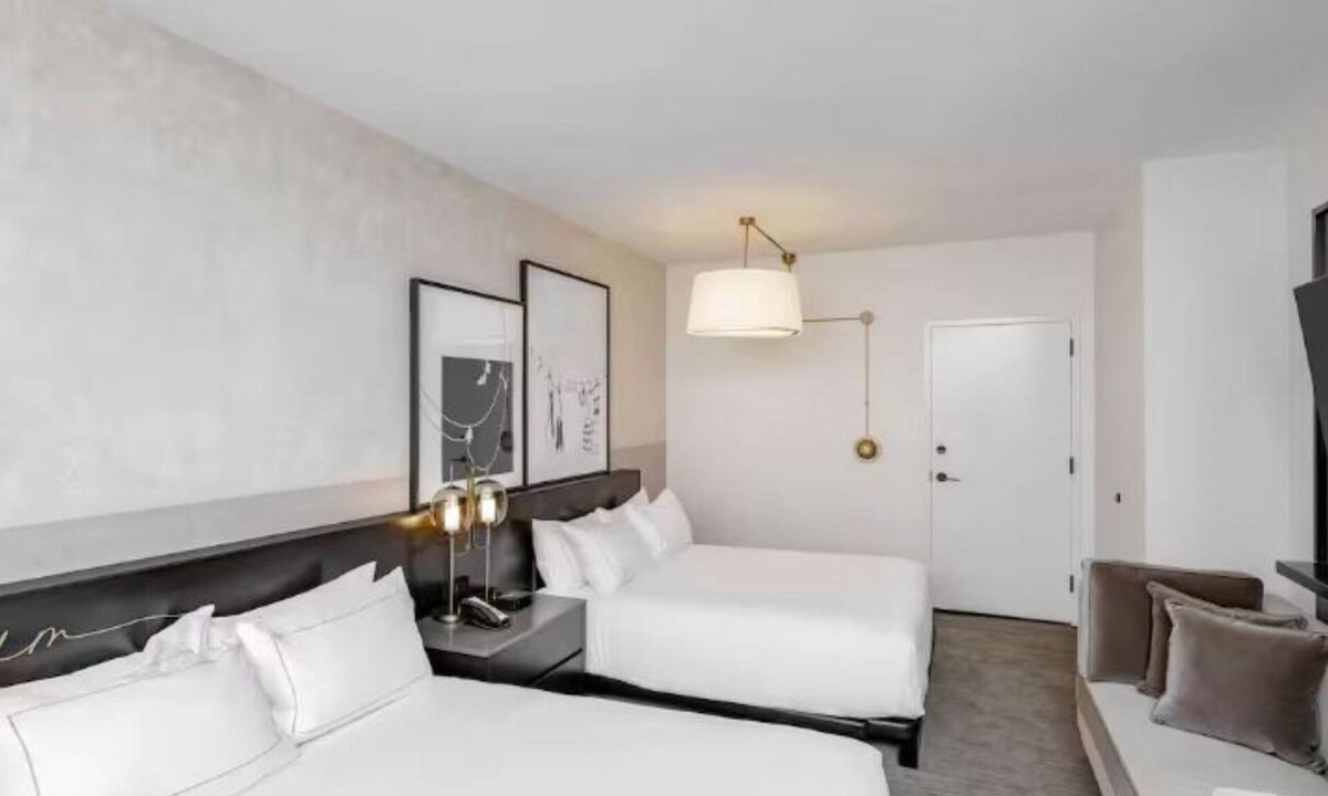 Court Avenue Entertainment District Hotel | Elegant Touches Near Wells Fargo Arena – Stay in Gorgeous Queen Rooms - 2 Units