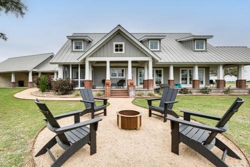 Milam County House | Elevated Farmhouse Getaway in Thorndale