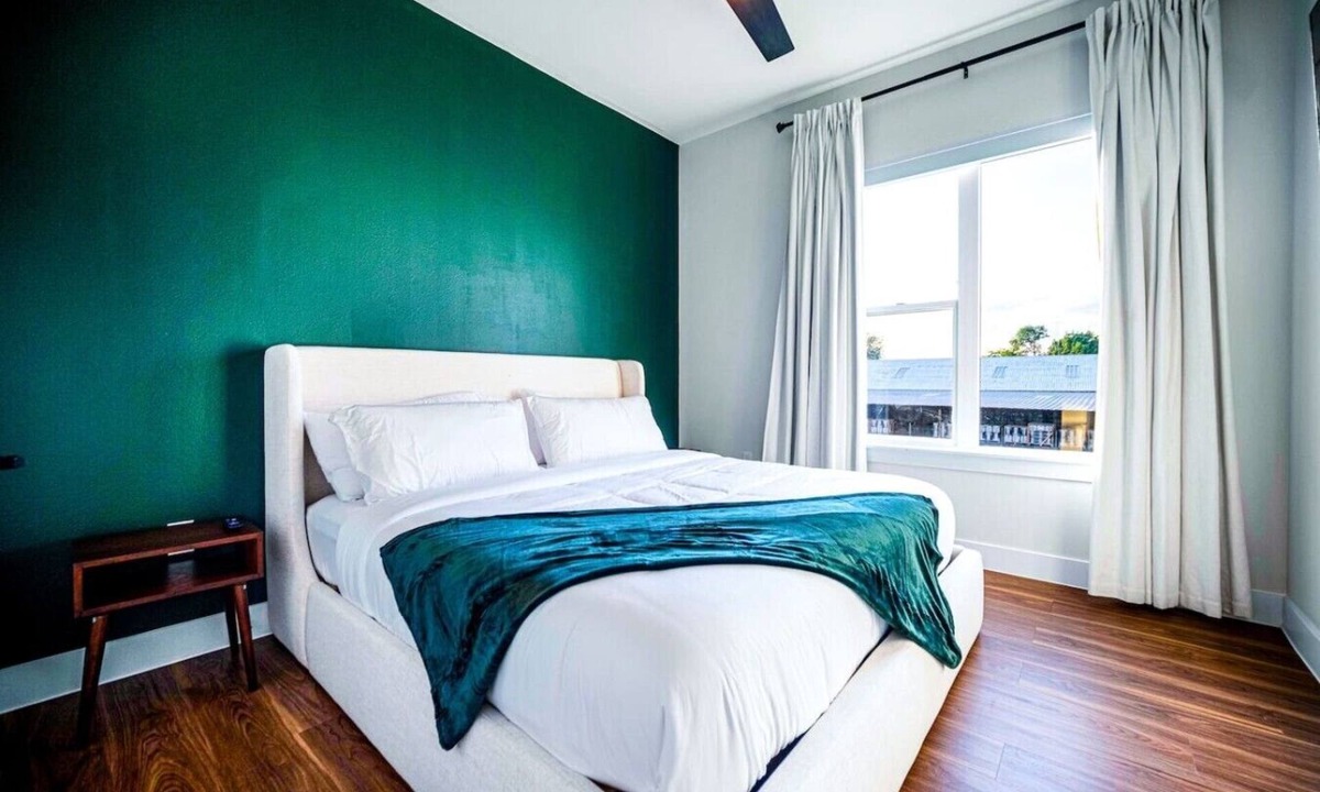 Dallas Apartment | Elite Emerald Suite | Pool, Laundry, Parking