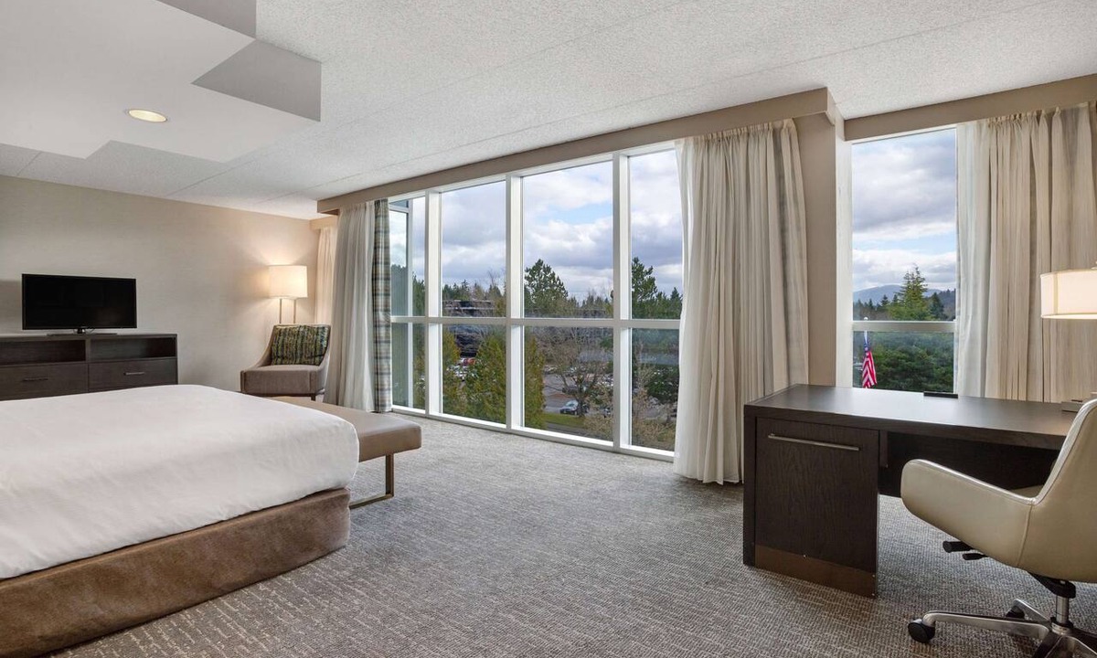 East Lake Hills Hotel | Embassy Suites by Hilton Seattle Bellevue
